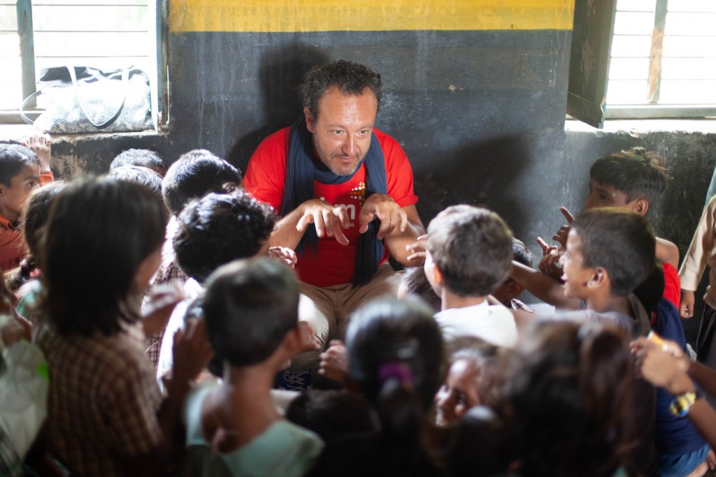 Cesare Picco al centro di un gruppo di bambini indiani