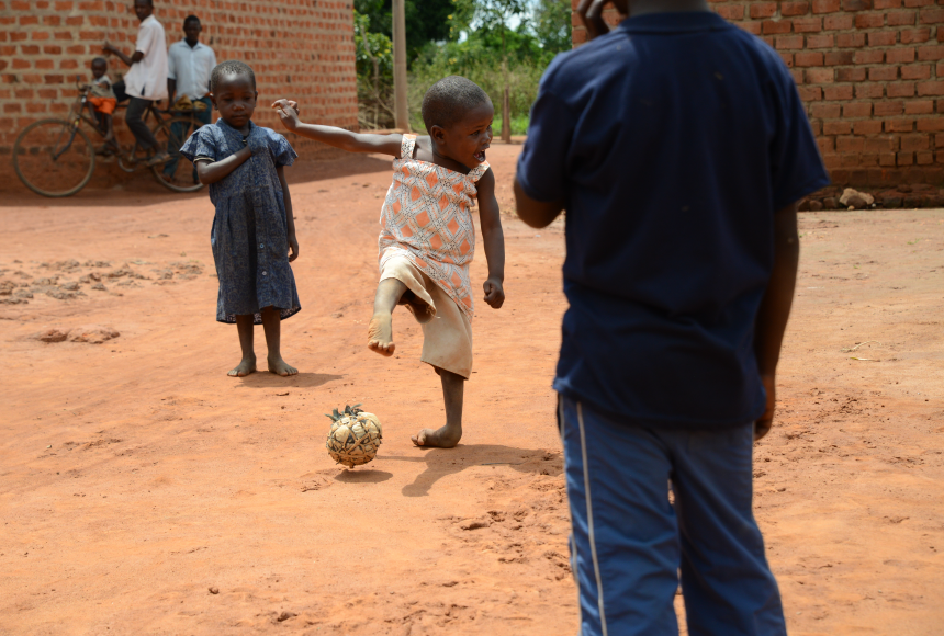 Rebecca dà un calcio alla palla