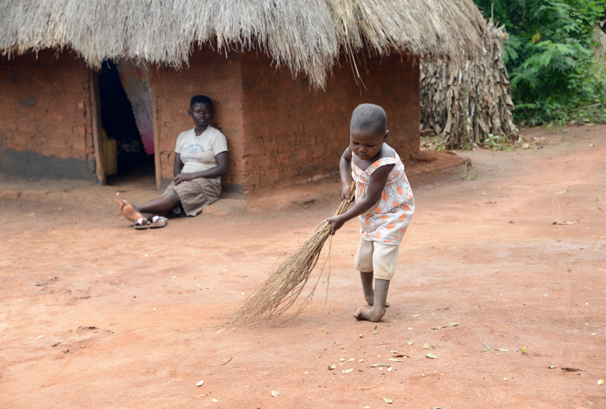 Rebecca nel cortile di casa, sotto lo sguardo di mamma Hamida