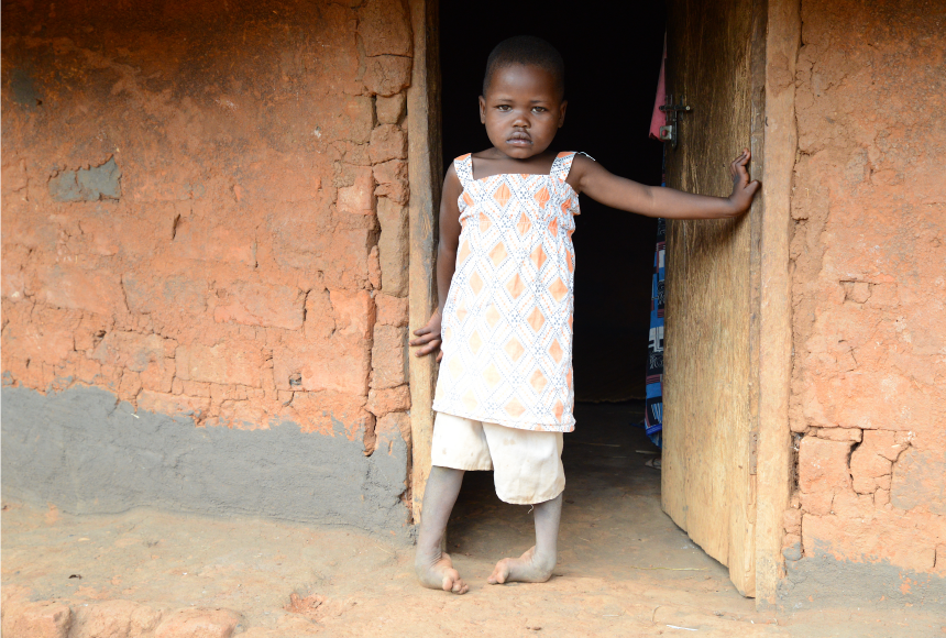 Rebecca tutte le mattine esce di casa, prova ad andare a scuola.