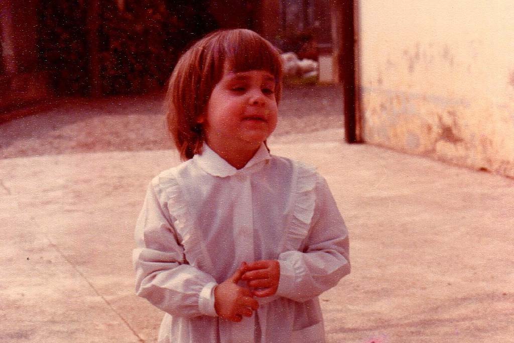bambina con vestito bianco
