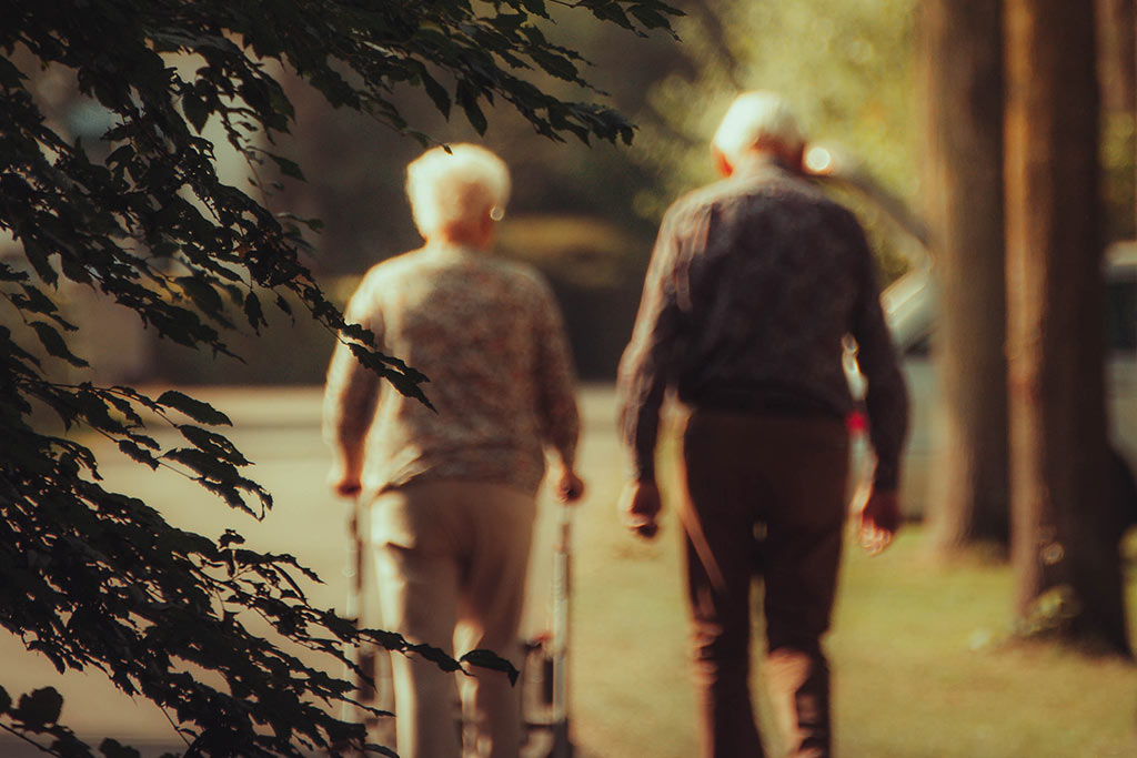 persone anziane durante una camminata