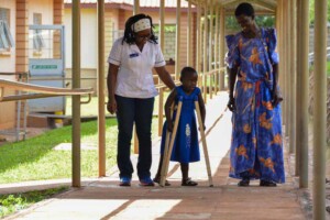 bambina con disabilità fisica in uganda