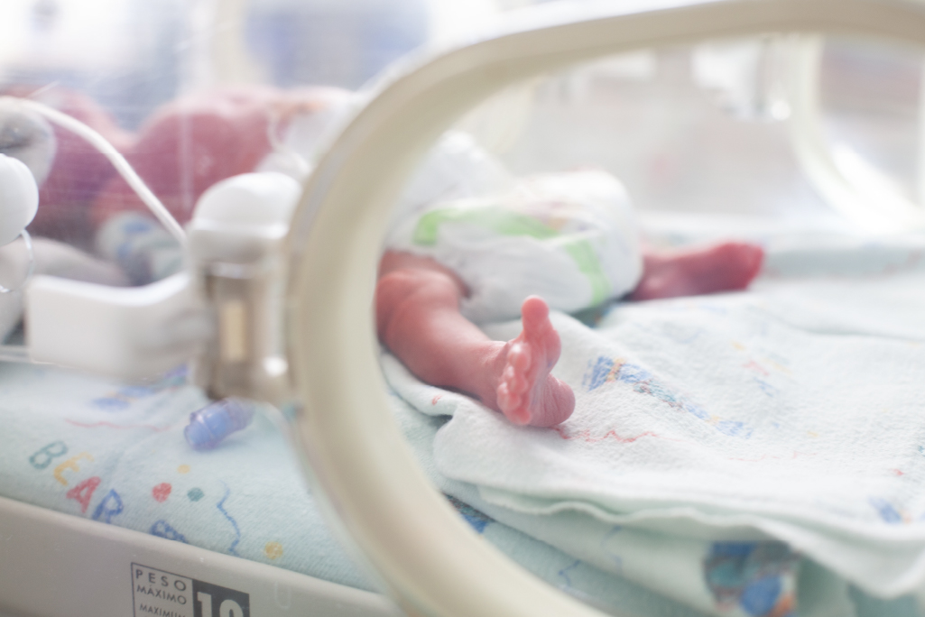 neonato prematuro in incubatrice