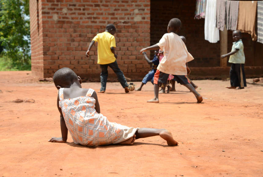 bambina povera con disabilità esclusa dai suoi amici giocano a palla