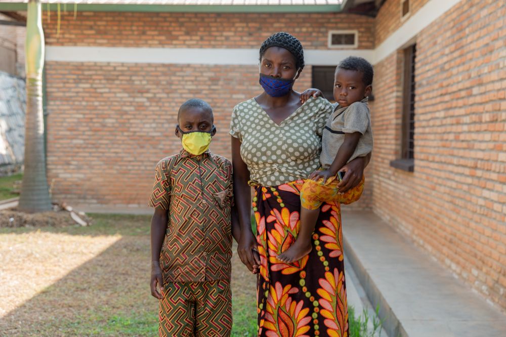 famiglia con mascherine in Rwanda