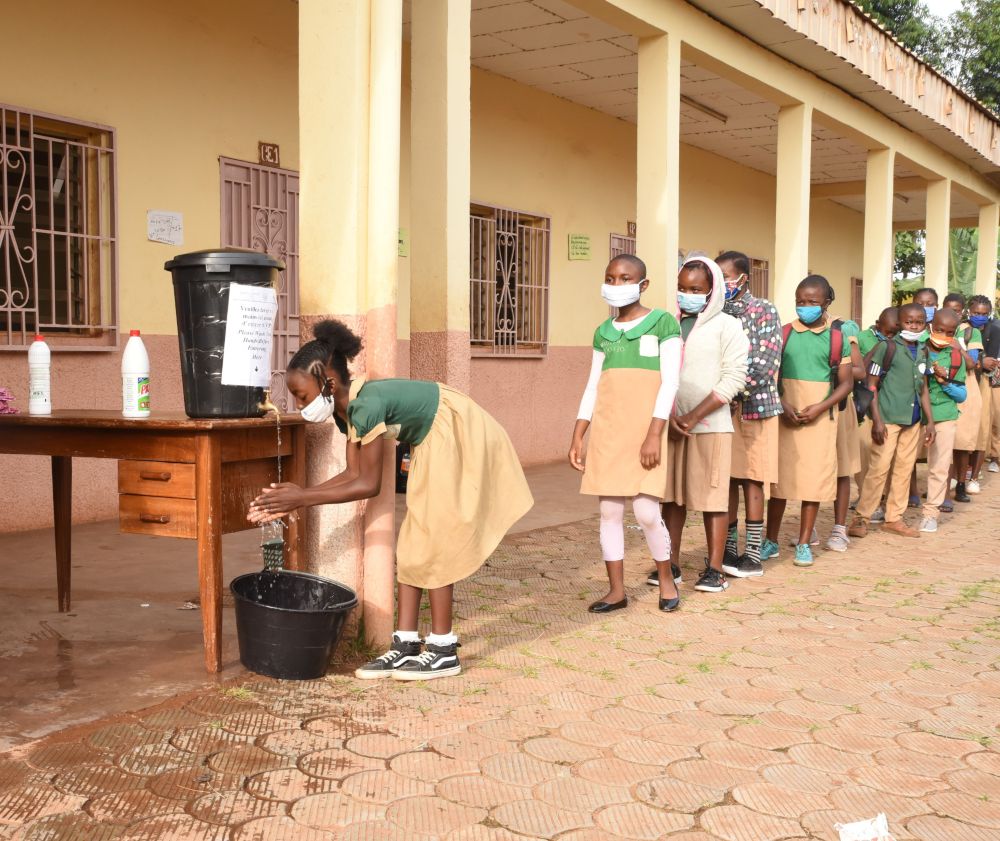 studenti in fila per lavarsi le mani
