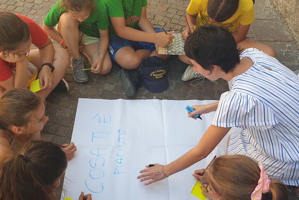 maestra fa un'attività con i bambini