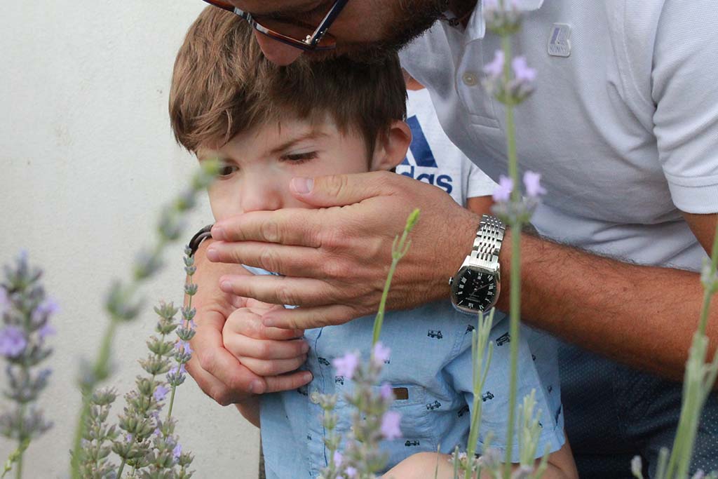 bambino con sindrome charge con tutore