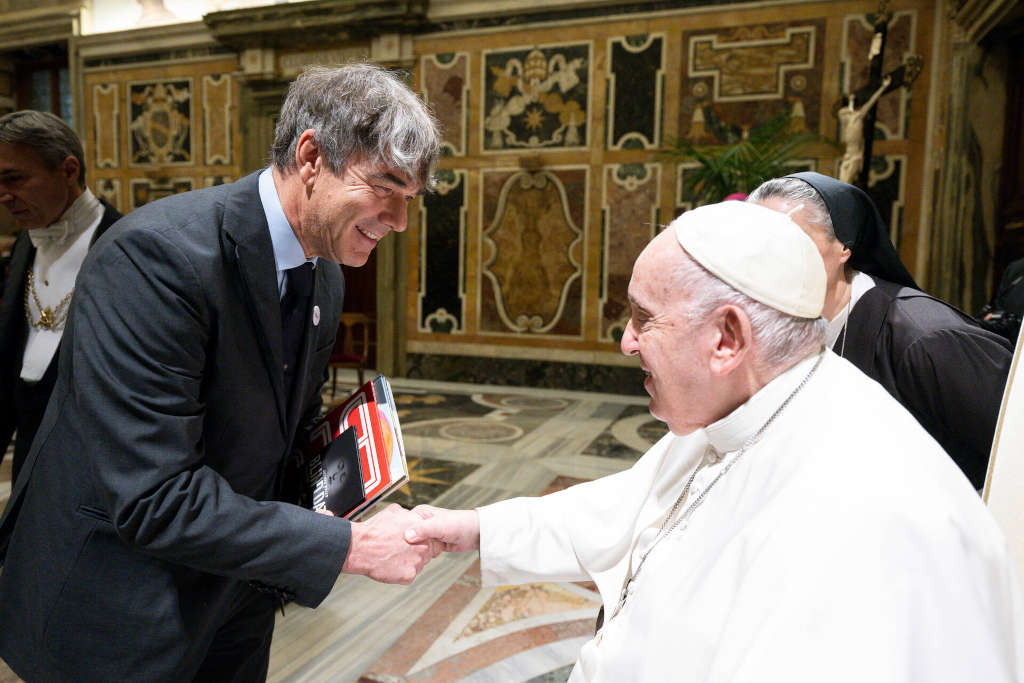 Massimo Maggio stringe la mano al Santo Padre